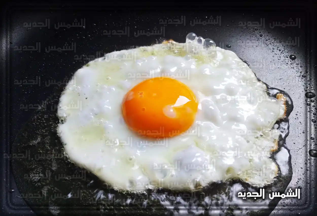 رجل ينظر إلى طبق من البيض المقلي في المنام