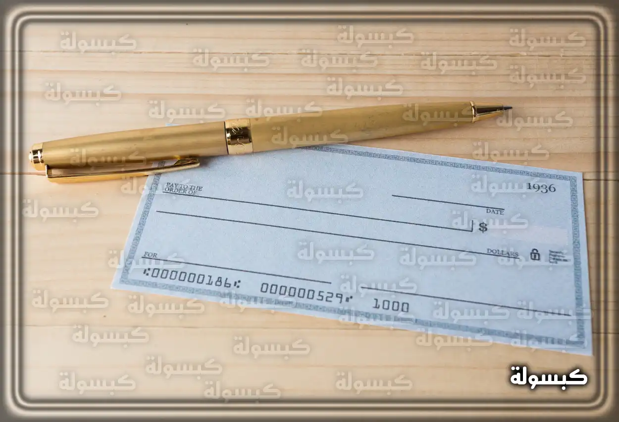 تفسير حلم رؤية الشيك في المنام امرأة تمسك بشيك في يدها كرمز لرؤية الشيك في المنام