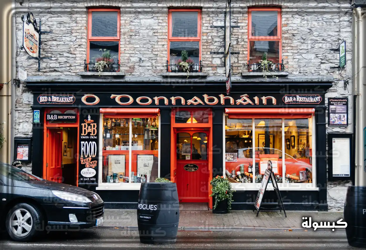 ألعاب ملونة معروضة في متجر للأطفال في الحلم