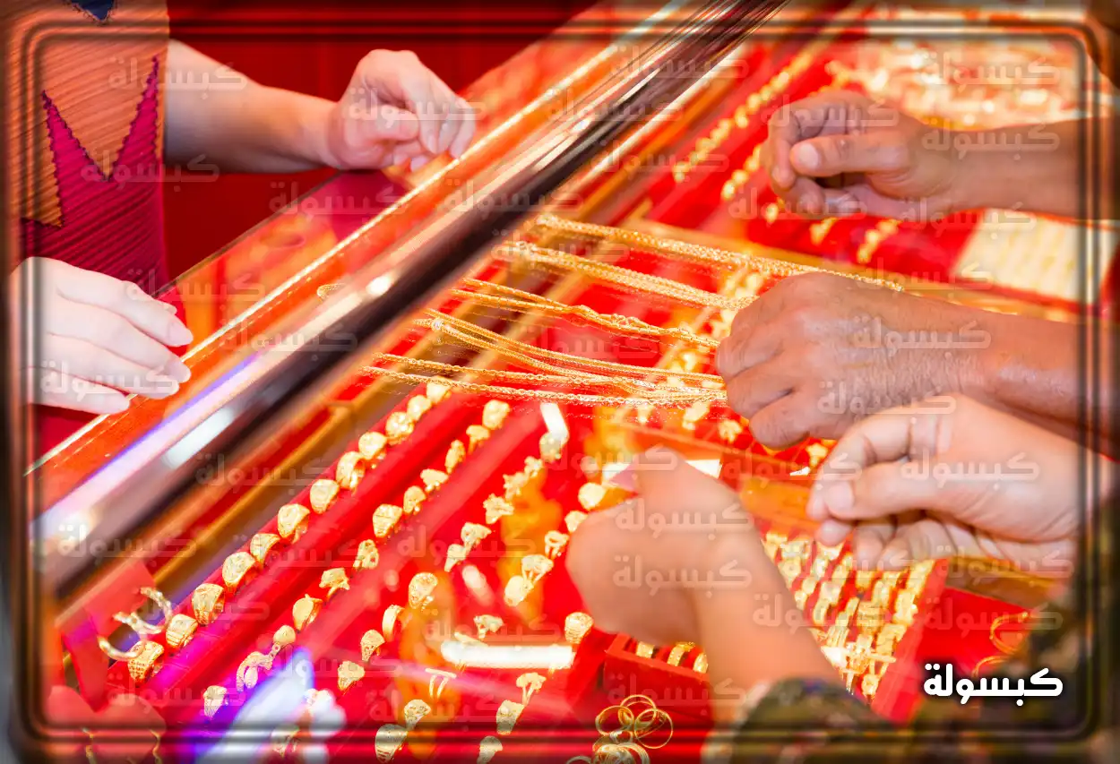 رجل يقف أمام واجهة متجر مضاء في المنام