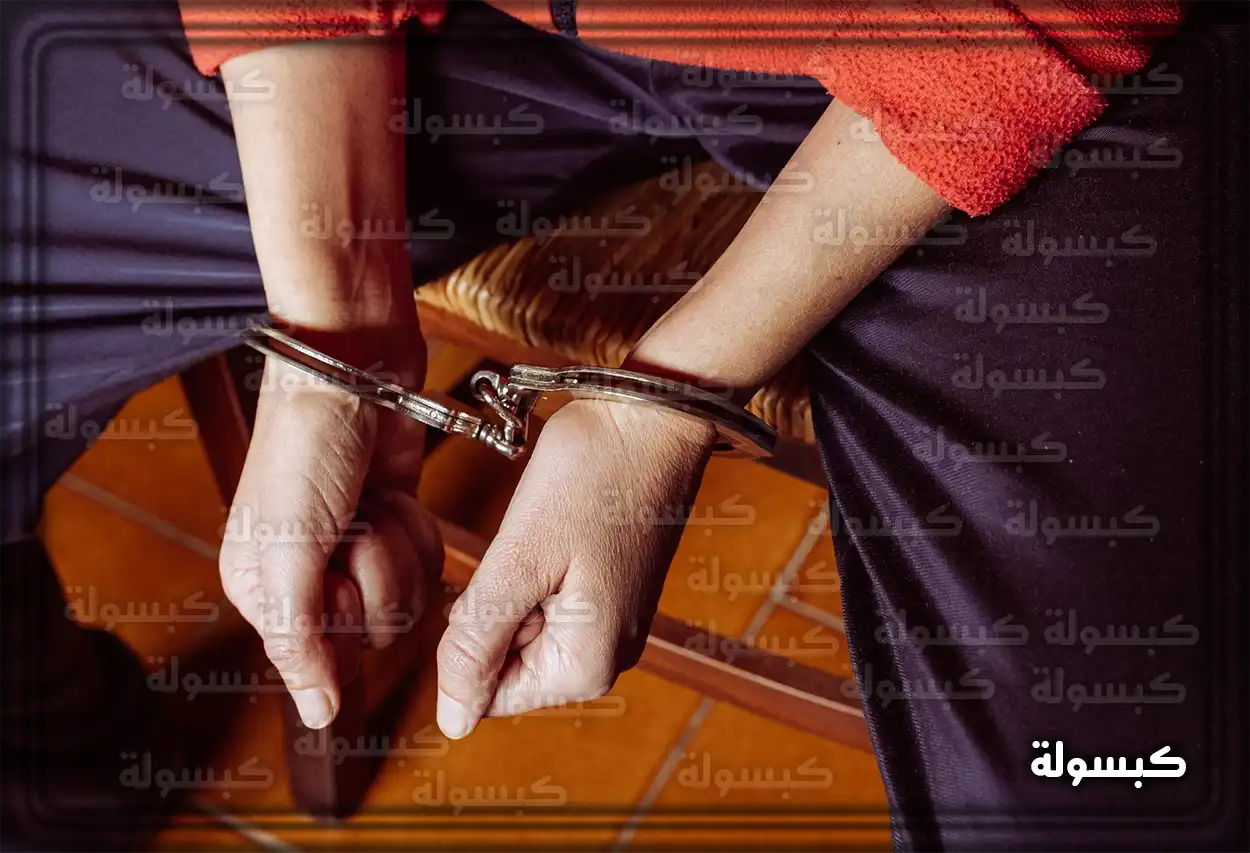 رجل ينظر إلى قيود معدنية في الظلام كرمز للتحديات في الحلم