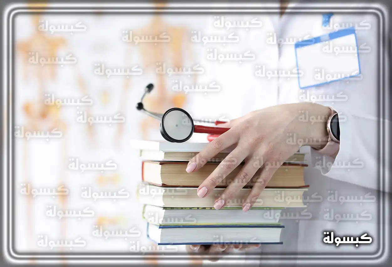 رجل يدرس في مكتب كدلالة على حلم الدراسة للرجل