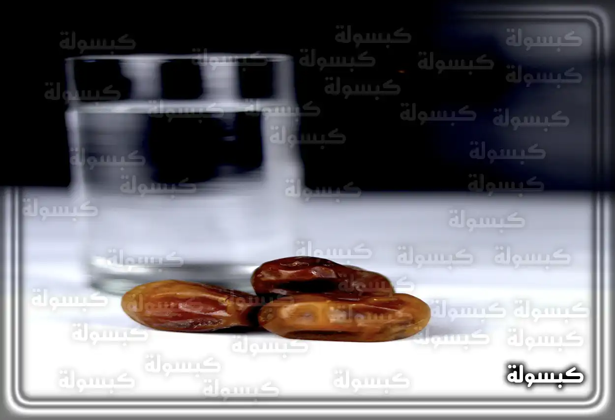 امرأة متزوجة تبتسم في إشارة إلى الاستقرار الأسري