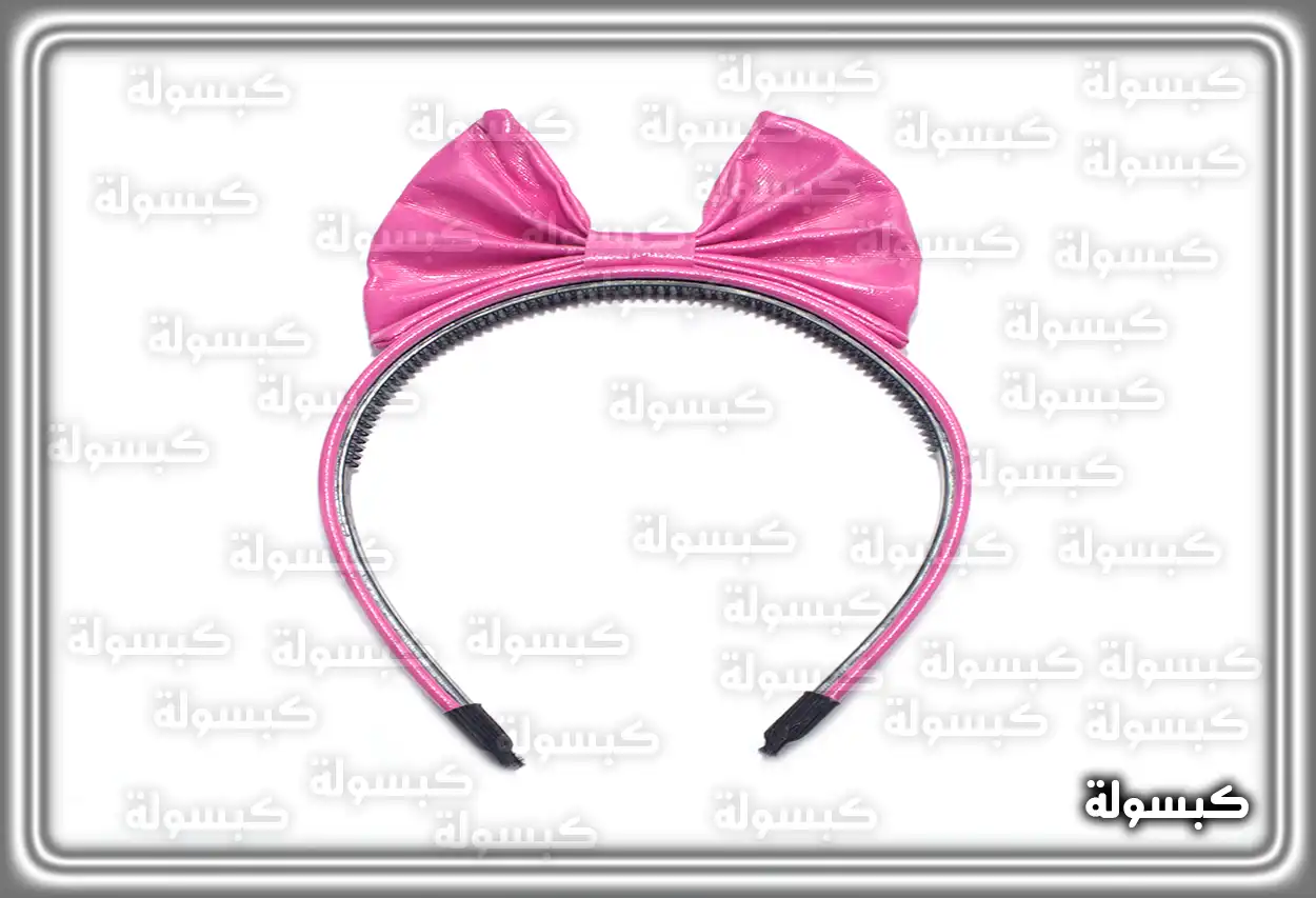 فتاة ترتدي طوق شعر مزين بالورود وتنظر إلى الكاميرا