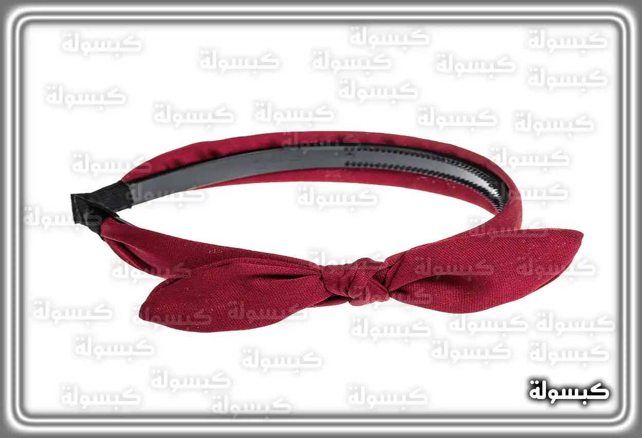 امرأة حامل تلمس طوق شعر بلطف