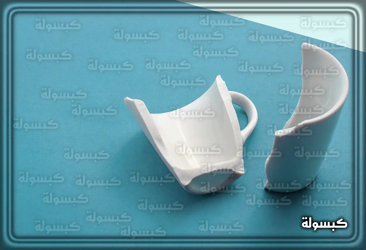 أكواب زجاجية مكسورة على طاولة خشبية