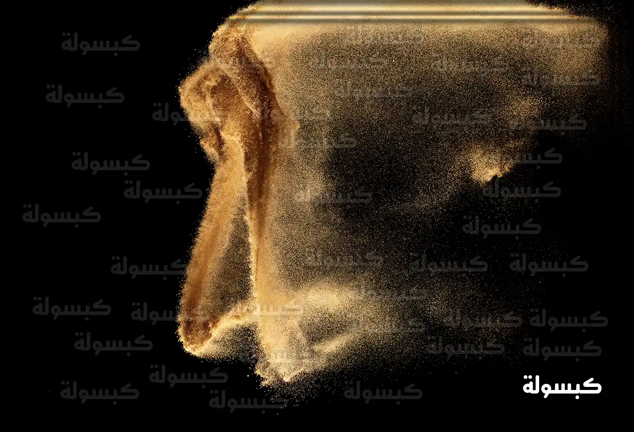 يدان تغرفان التراب الناعم