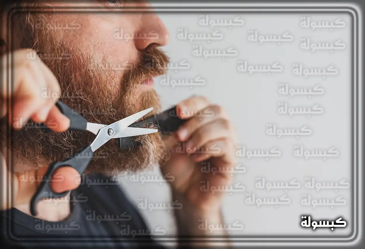 رجل ينظر في المرآة ويفكر في تفسير حلم قص اللحية