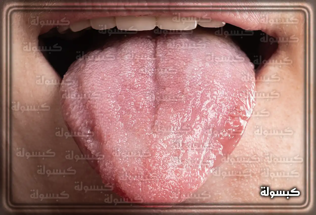 لسان يخرج من فم امرأة كرمز لتفسير الأحلام