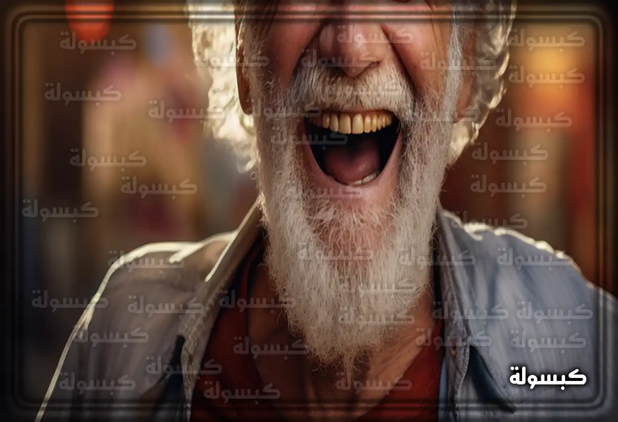 تفسير رؤية حلم ضحك الميت في المنام صورة تعبيرية لرجل مبتسم في حلم