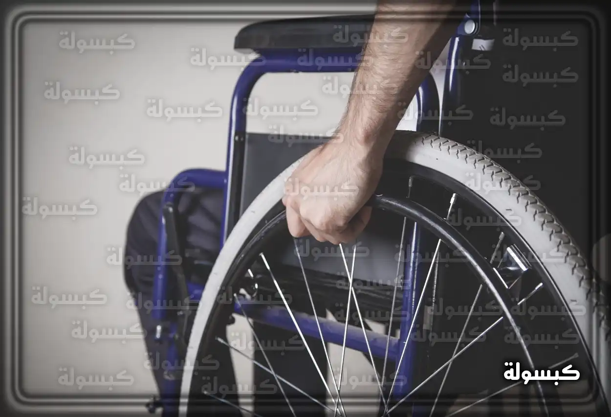 رجل يجلس وحيدًا ويفكر بعمق في دلالات حلم الشلل