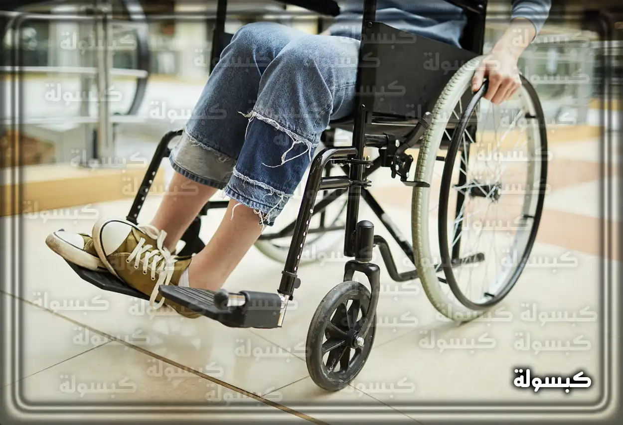 يدان مقيدتان كرمز للشعور بالعجز في حلم الشلل