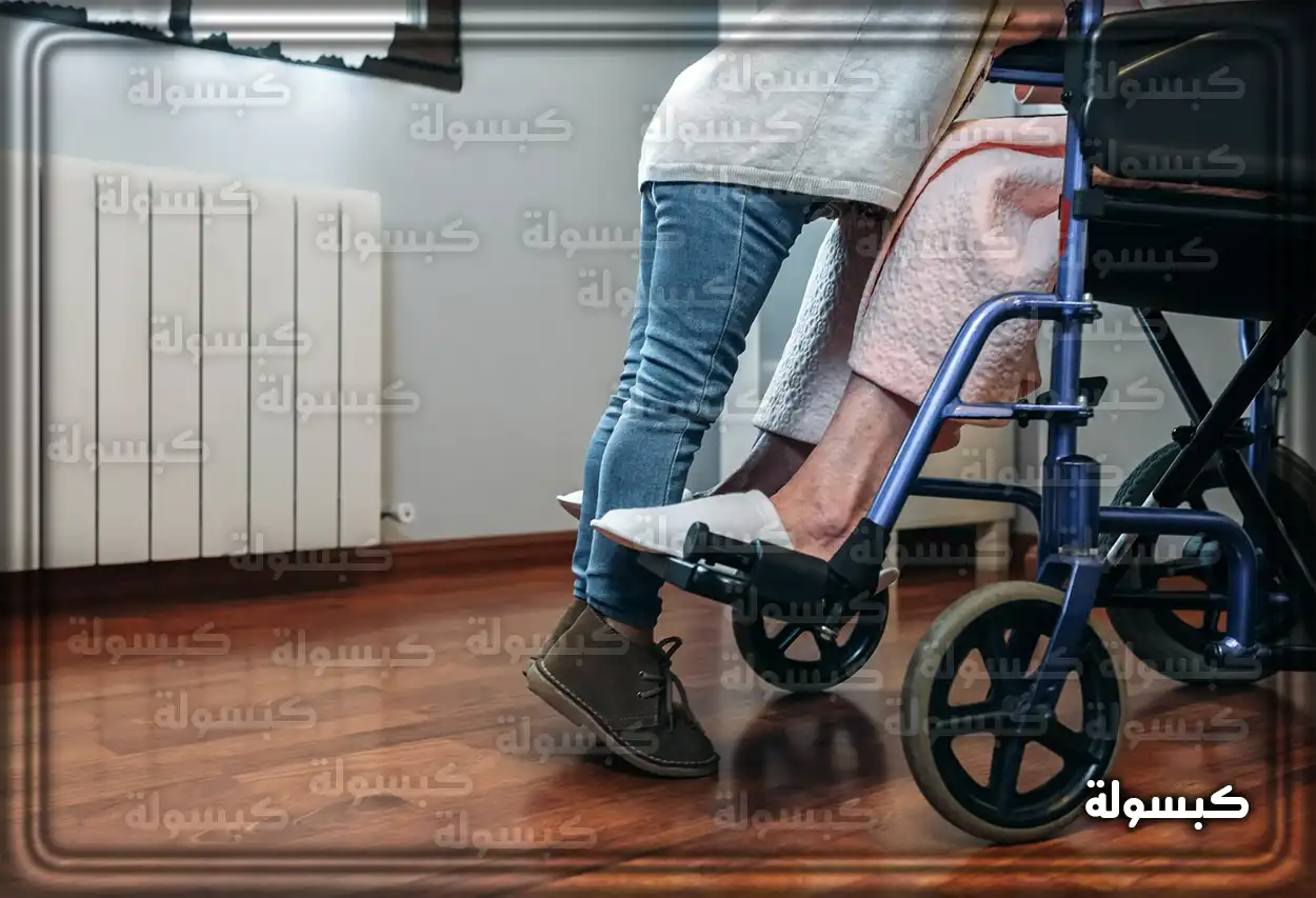 امرأة تنظر بقلق في المرآة كرمز لتفسير حلم الشلل