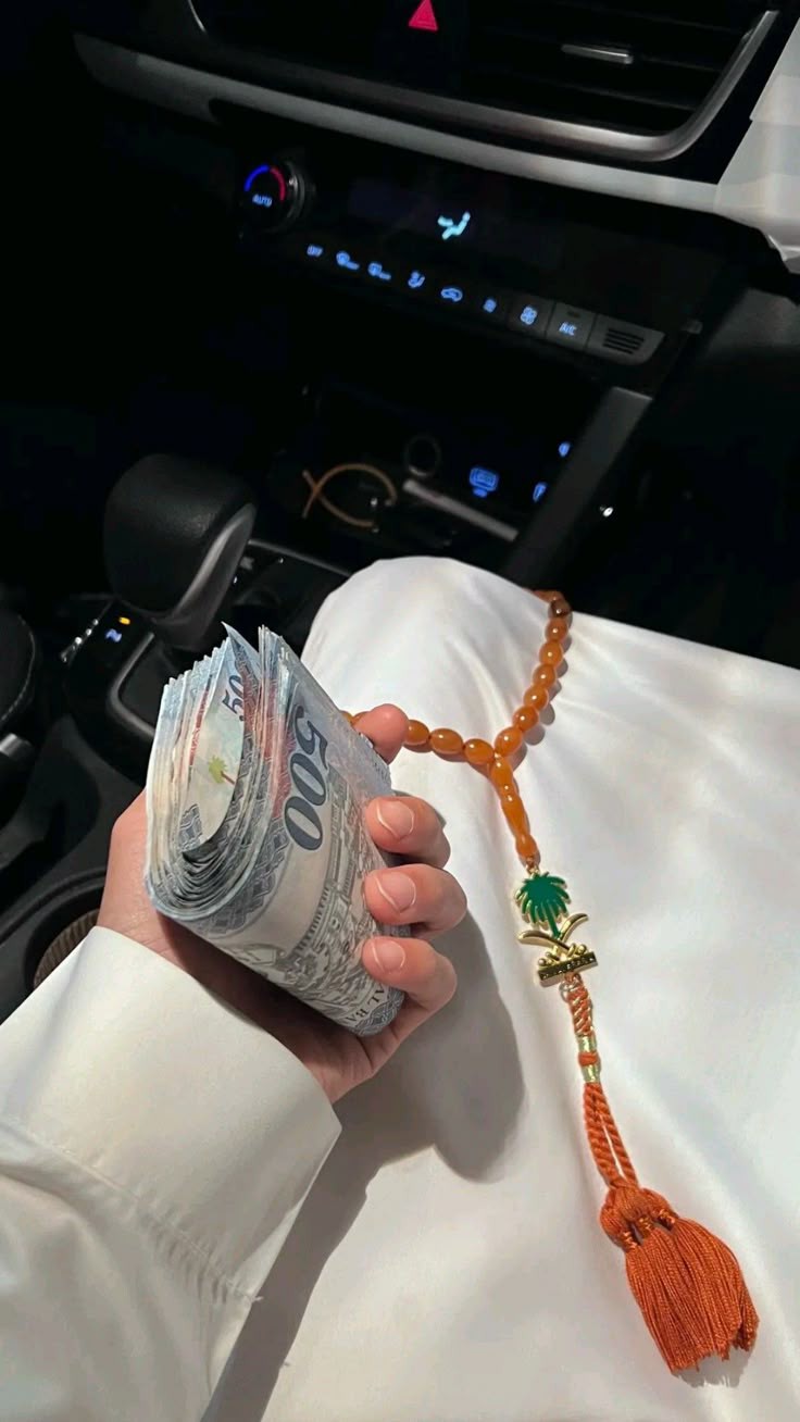 تفسير حلم شخص يعطيك المال للعزباء