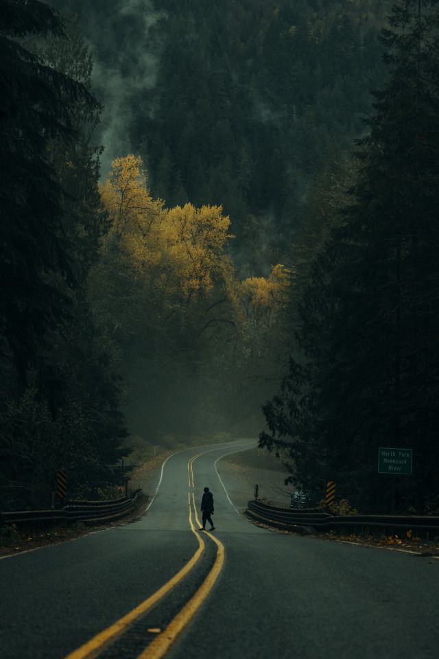 فتاة تسير في طريق ضيق ومظلم في المنام