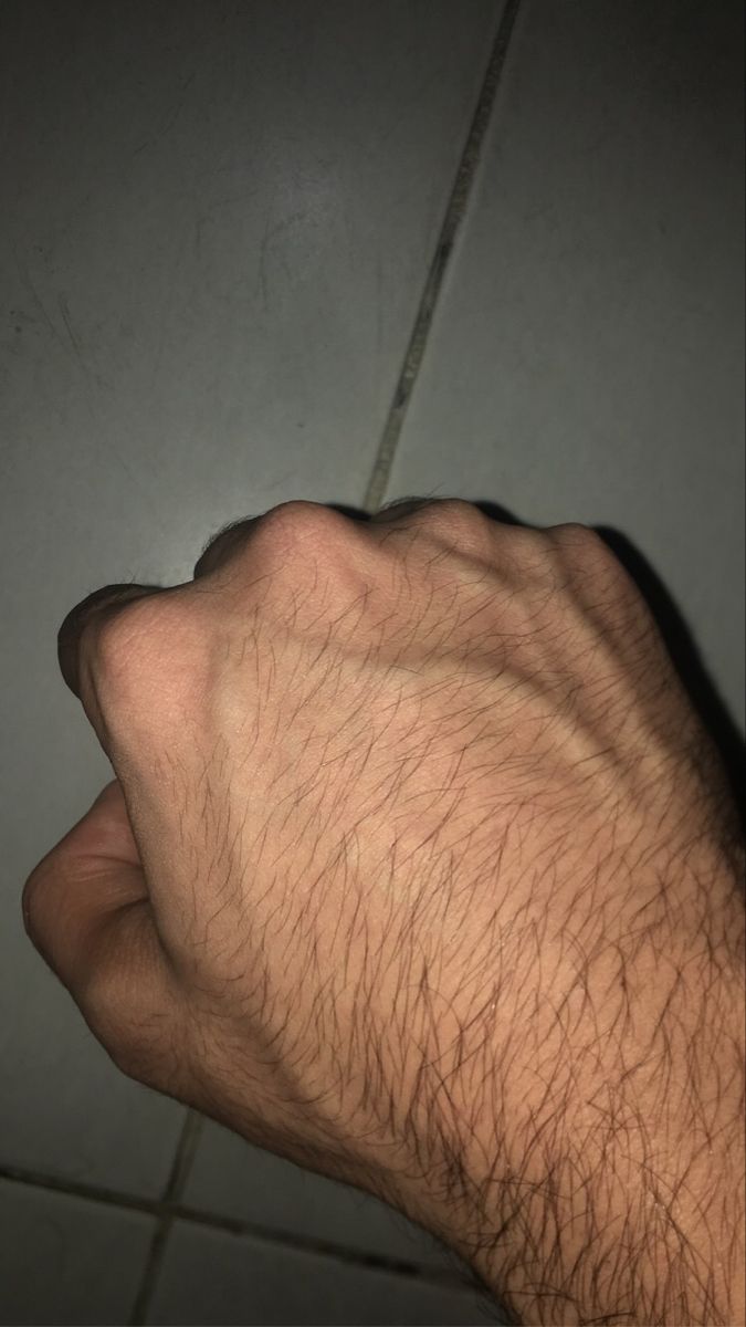 يد كثيفة الشعر في المنام