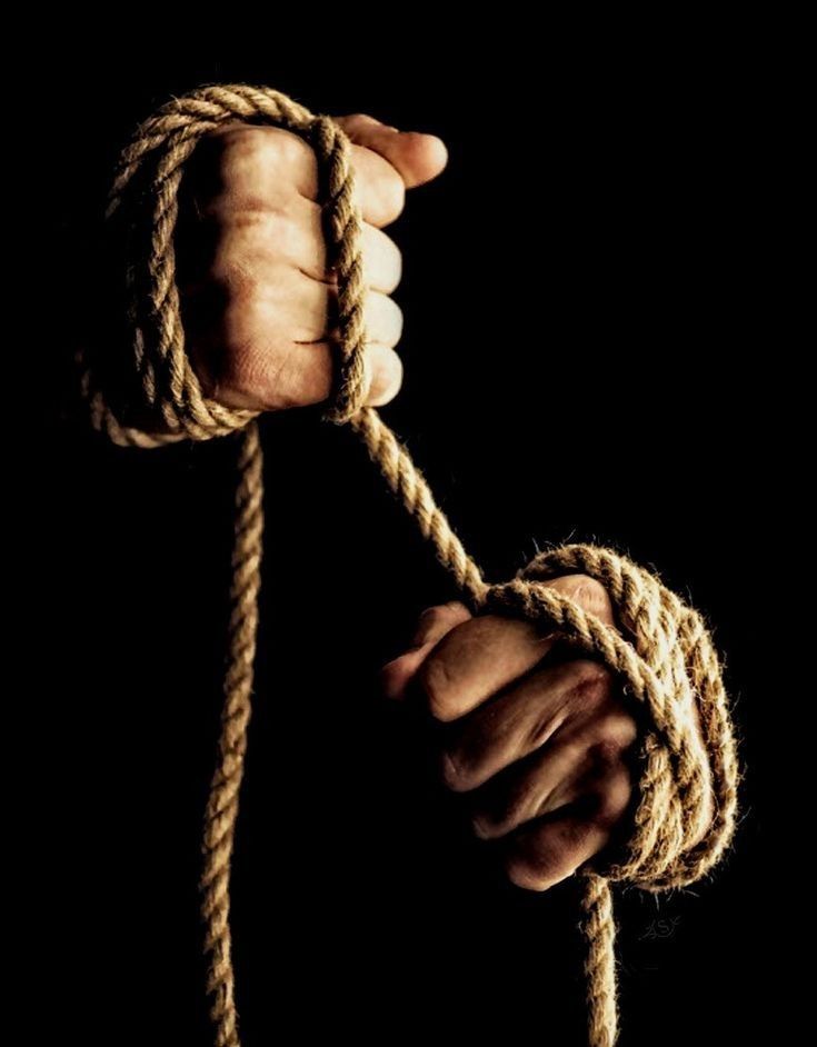 تفسير رؤية شخص مربوط بحبل في المنام