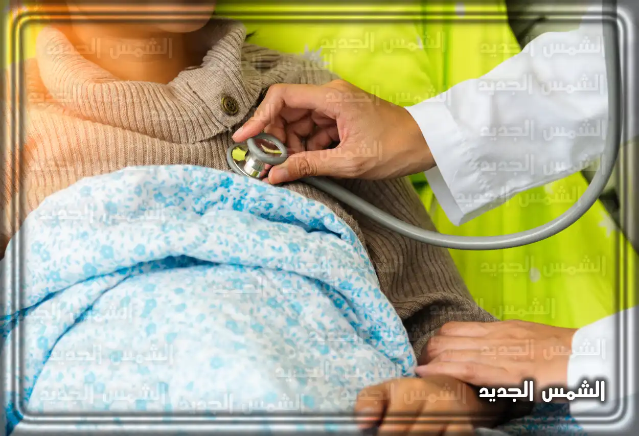 طبيبة تجري فحصًا لمريضة في عيادة بمستشفى الحمادي