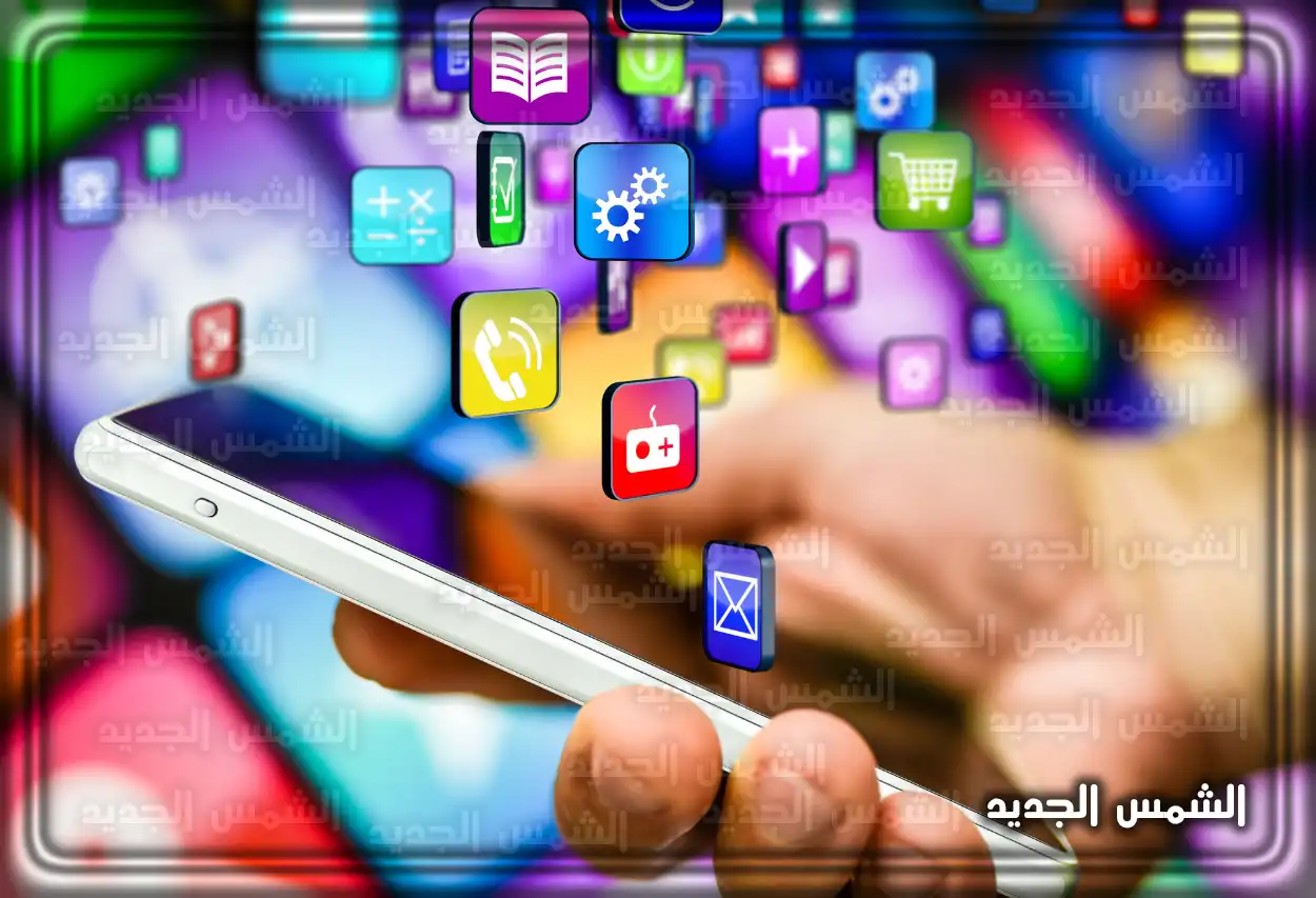 شخص يستخدم تطبيق توكلنا على هاتفه للدخول إلى مبنى حكومي