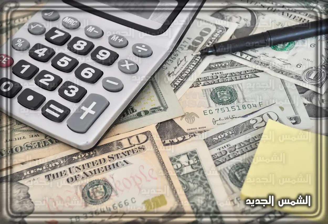 موظف بنك يشرح تفاصيل التمويل لعميل متقاعد