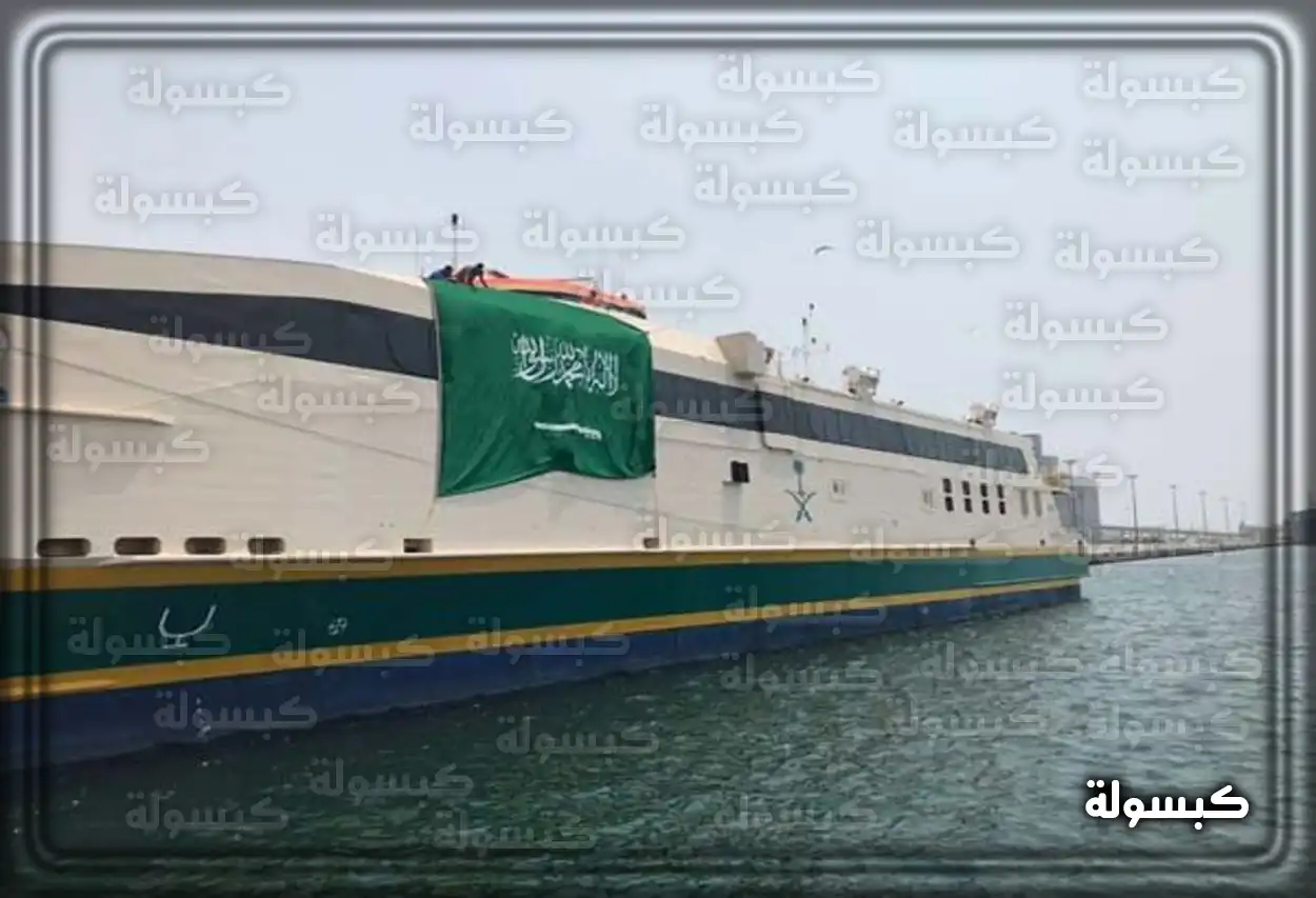 شاطئ فيروزي في أرخبيل فرسان