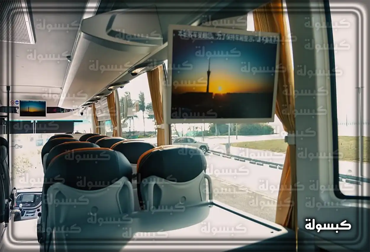 مسافرون يستعدون للصعود إلى حافلة نقل جماعي