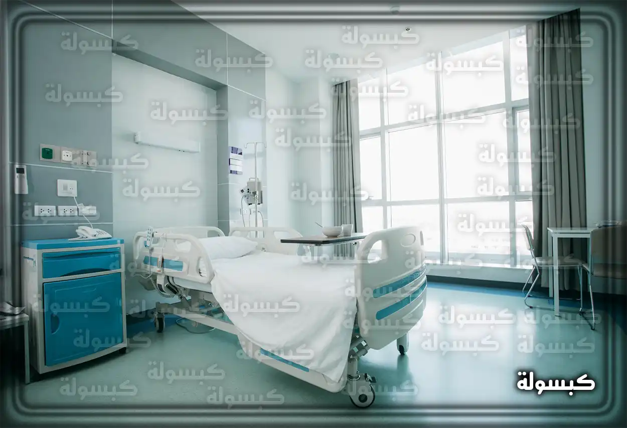 شخص يستخدم جهاز كمبيوتر محمول للتقديم على وظيفة عبر الإنترنت