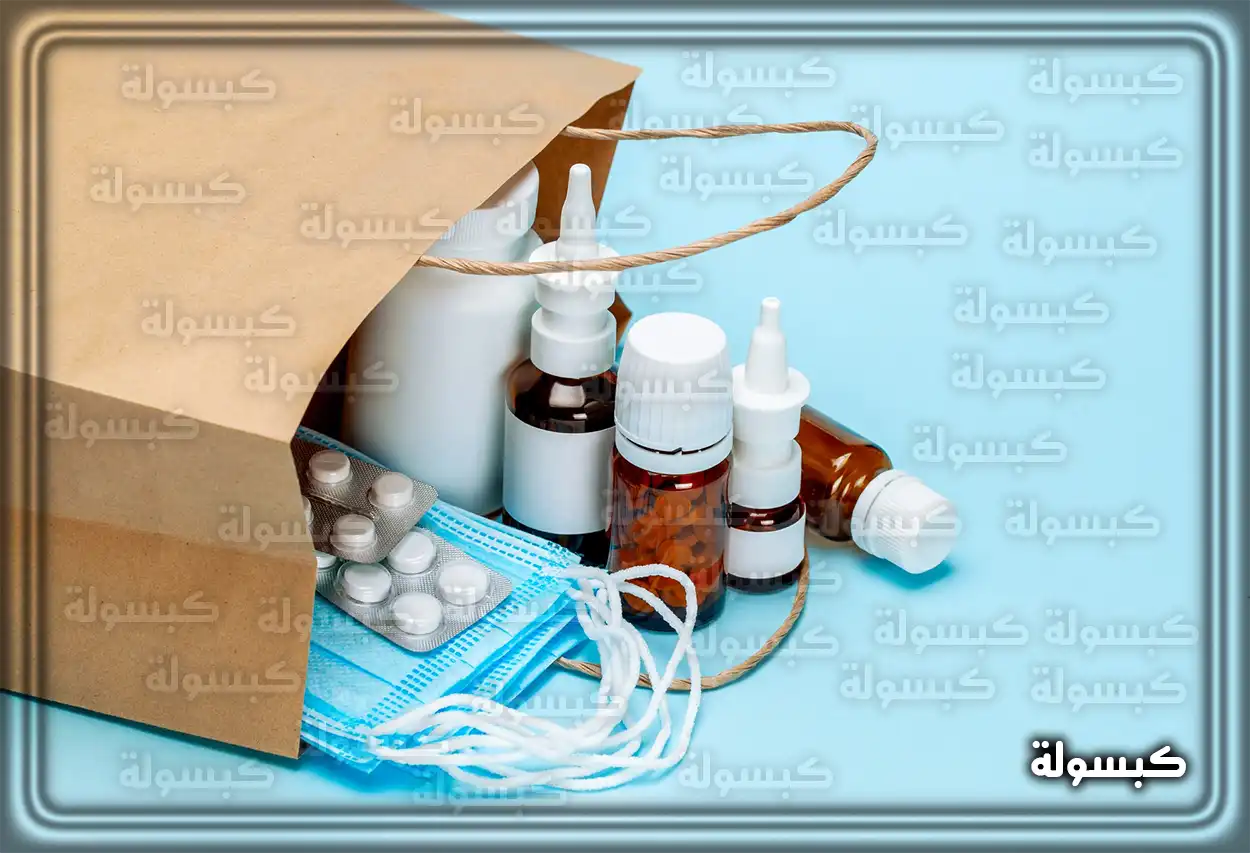 شخص يستلم طرد أدوية من مندوب توصيل تابع لوزارة الصحة