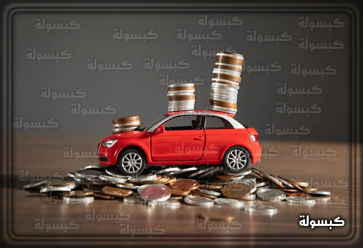 يد تحمل مفتاح سيارة كدلالة على الحصول على تمويل