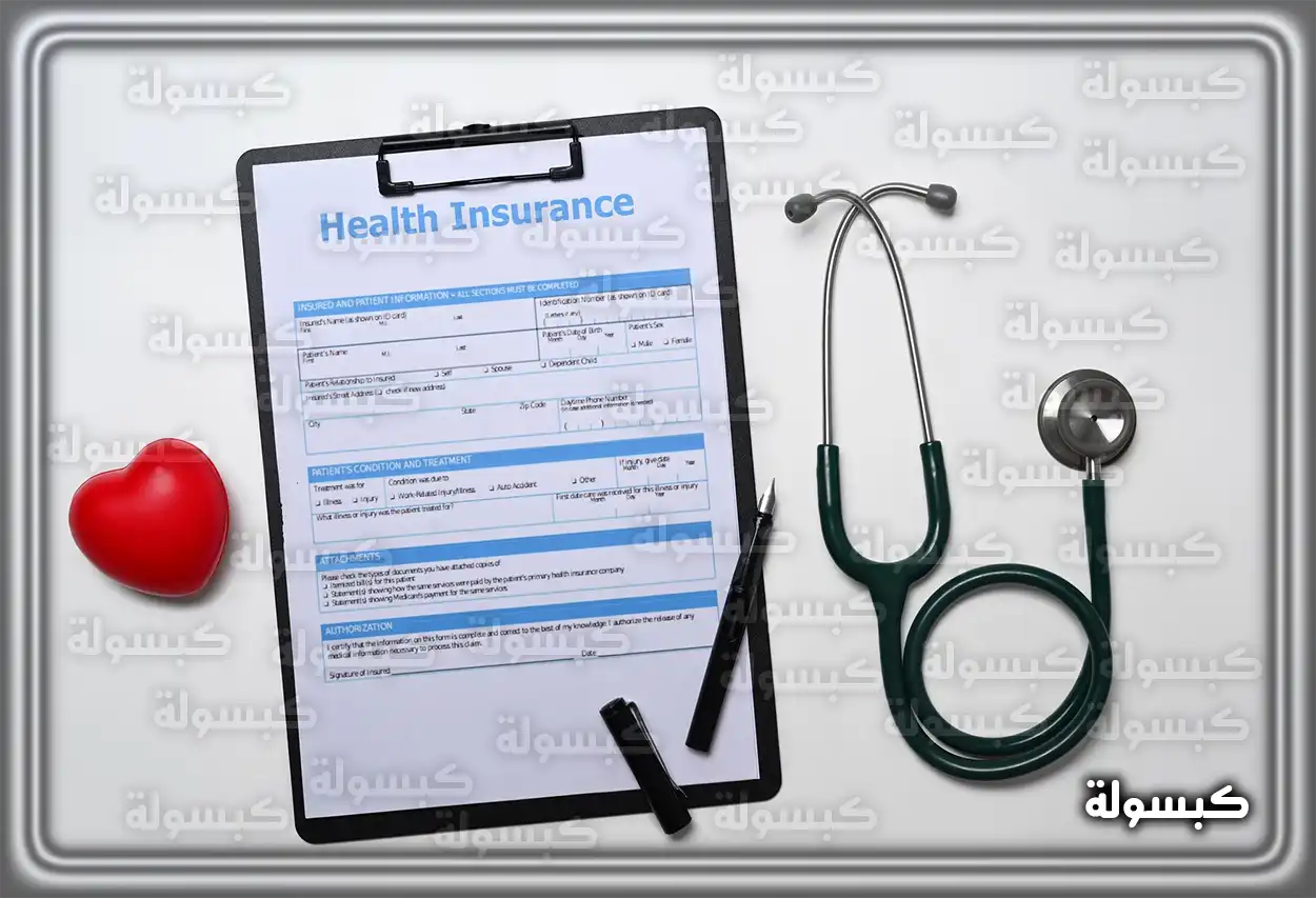 شخصان يمسكان بأيديهما مع وجود وثيقة فحص طبي في الخلفية