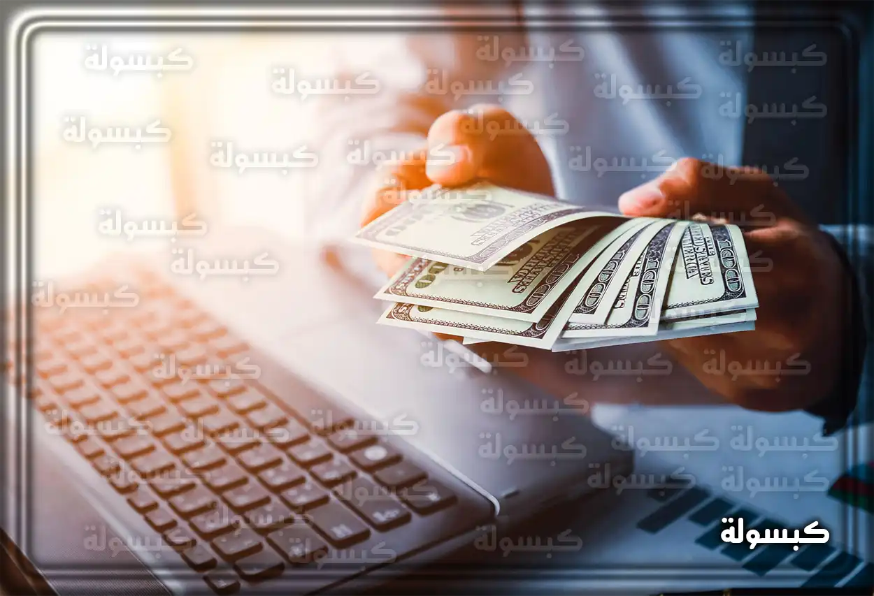 شخص يراجع حالة حسابه البنكي في البنك الأهلي