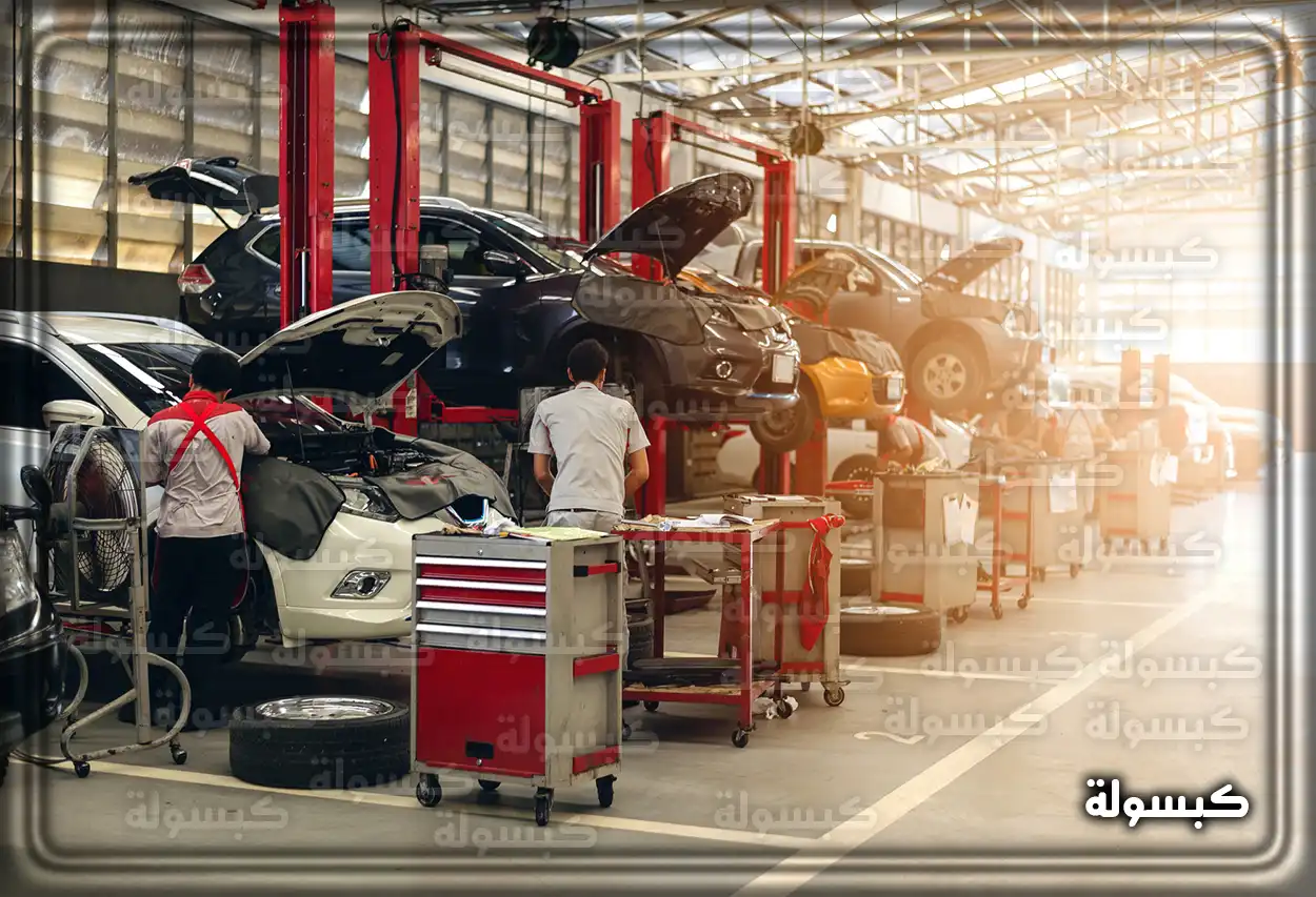 رجل يفحص محرك سيارة استعدادًا للفحص الدوري