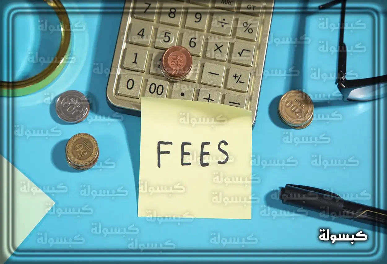 موظف يستخدم الحاسوب للاستعلام عن خدمات مكتب العمل