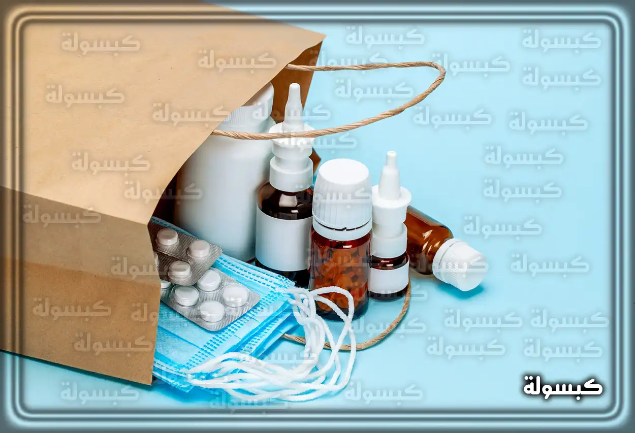 شخص يستخدم الهاتف لطلب خدمة توصيل الأدوية من وزارة الصحة السعودية