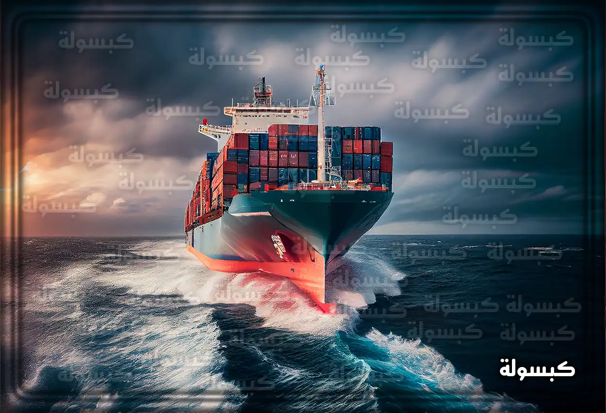 عامل يقوم بتغليف الأثاث استعدادًا للشحن الدولي