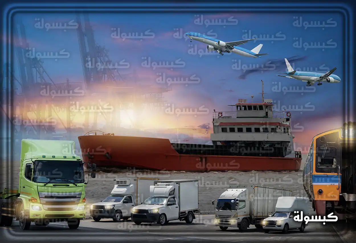 رجل يستلم طرداً من عامل توصيل أمام باب منزله