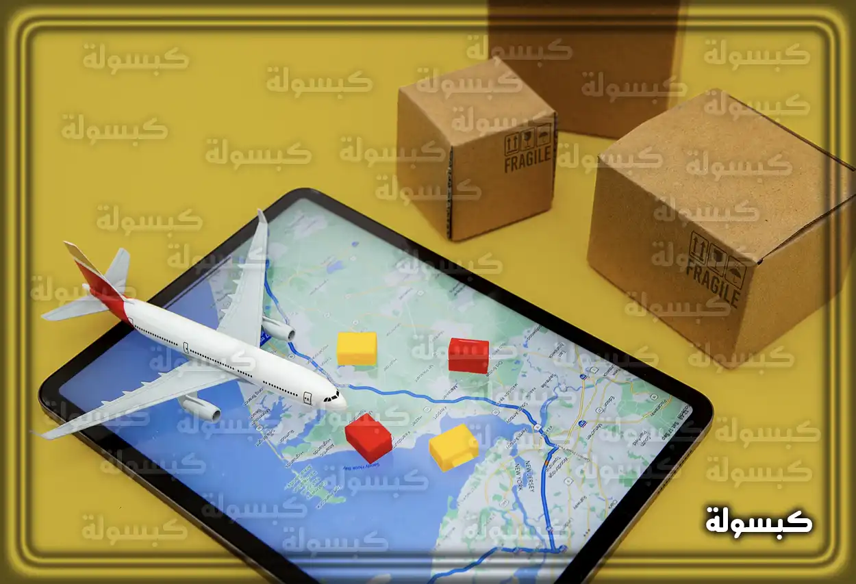 عمليات تحميل وتفريغ بضائع في ميناء شحن