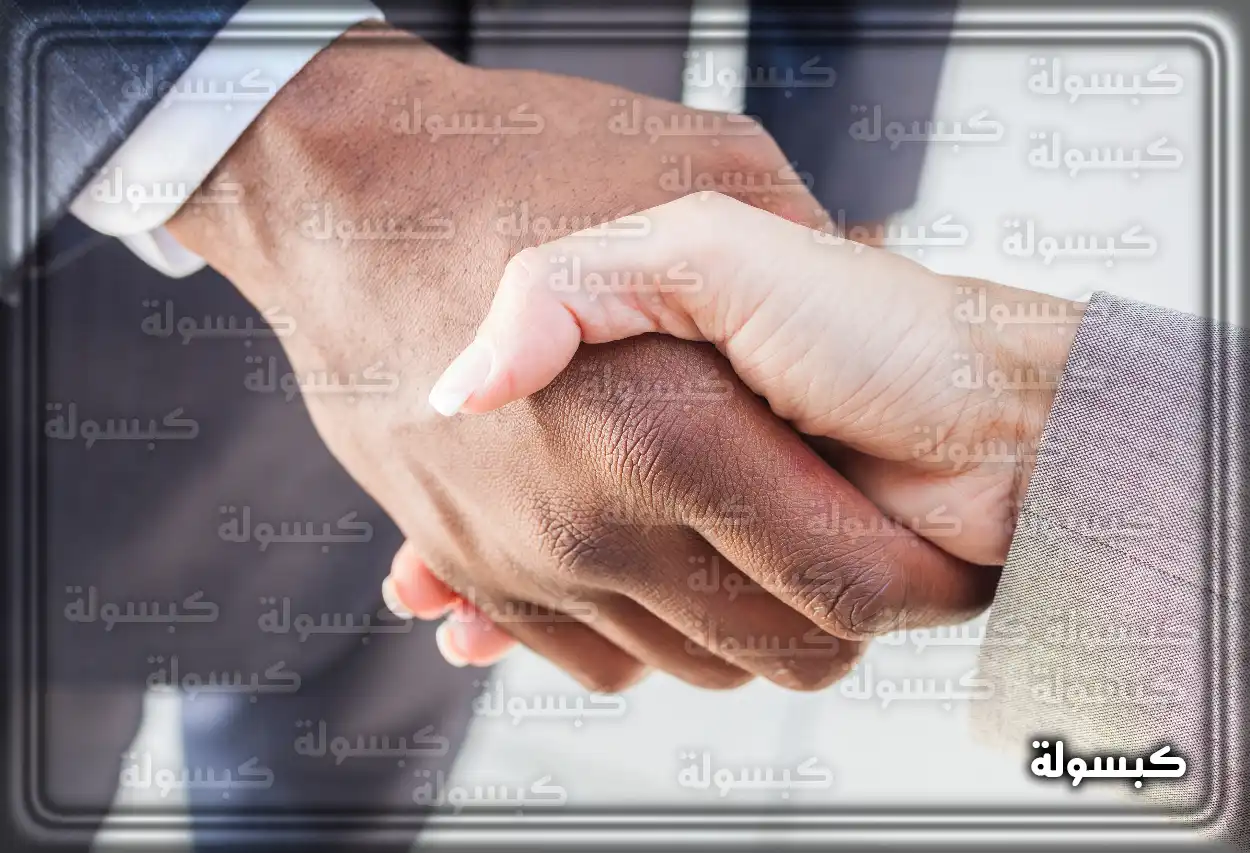 تفسير حلم رؤية السلام باليد على نساء في المنام امرأة تسلم باليد على مجموعة من النساء في سياق تفسير الأحلام