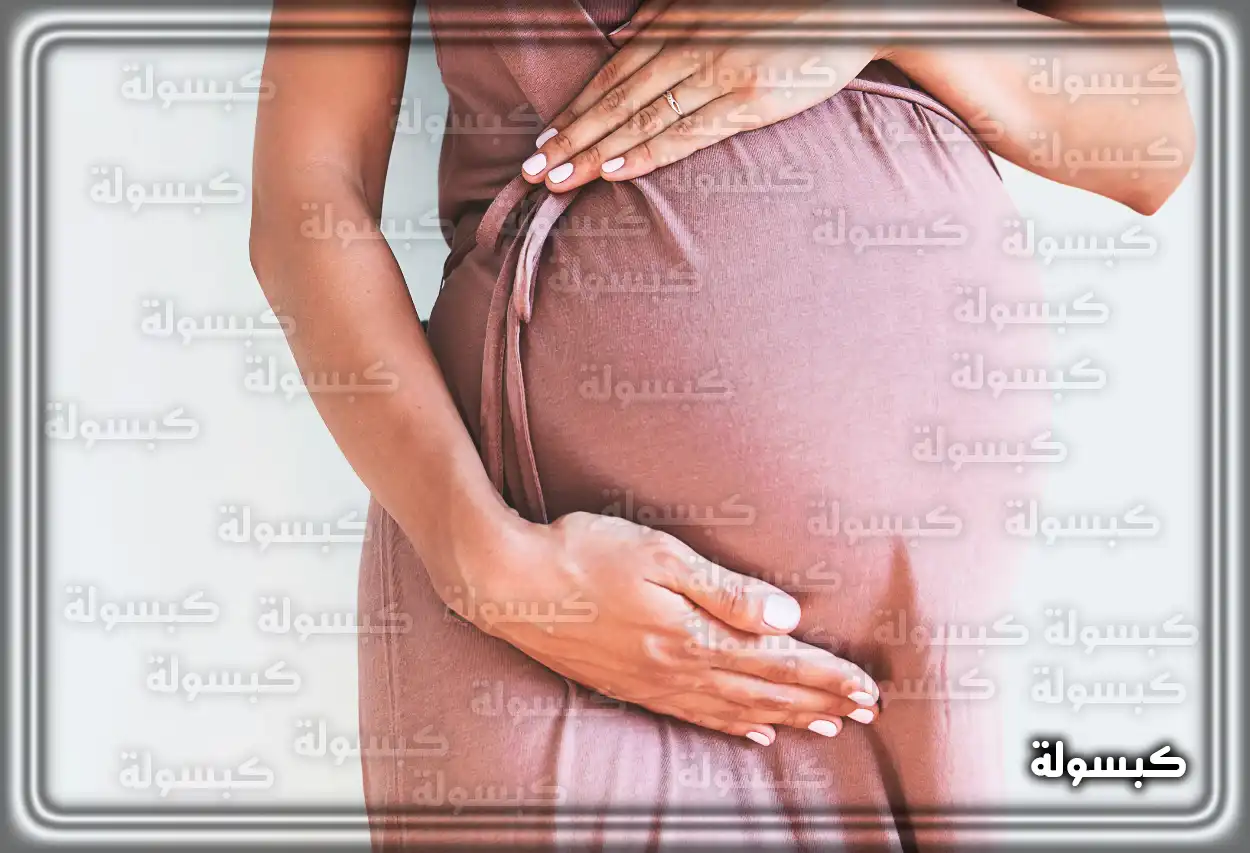 امرأة تضع يديها على بطنها كدلالة على الحمل في المنام