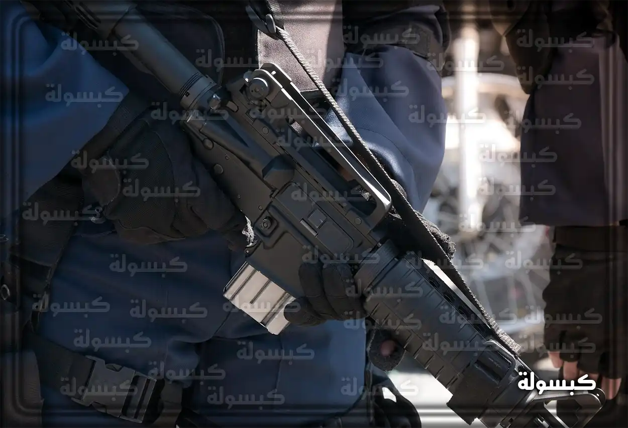 مجموعة من الأسلحة القديمة والحديثة موضوعة على طاولة خشبية