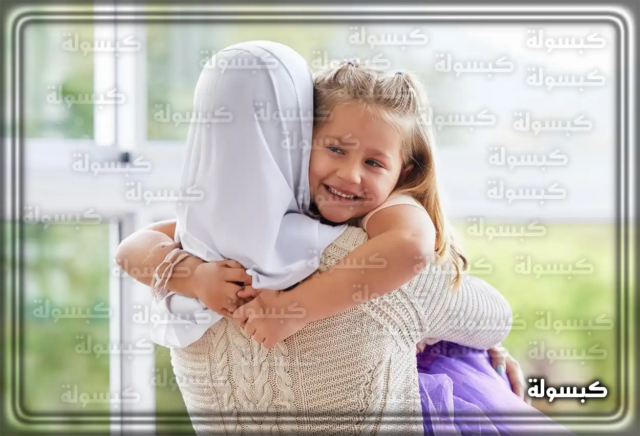 تفسير رؤية حلم الحضن في المنام شخصان يتعانقان بحب كرمز للعناق والتقبيل في الأحلام