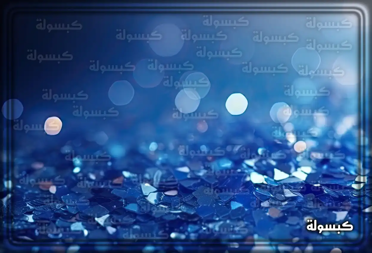 امرأة تنظر إلى حجر ياقوت أحمر في يدها