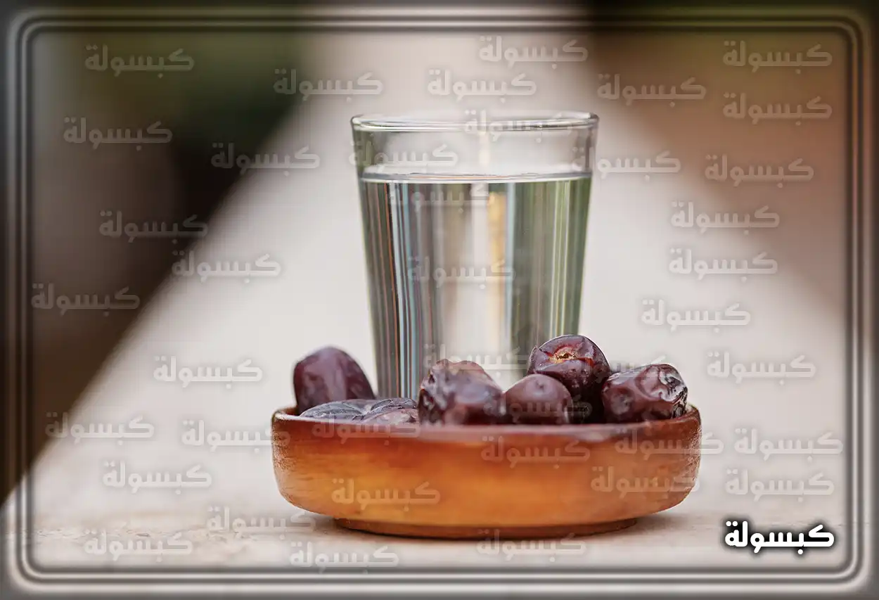 تفسير رؤية حلم الصيام في المنام فتاة عزباء تنظر من النافذة كرمز للتأمل في حلم الصيام