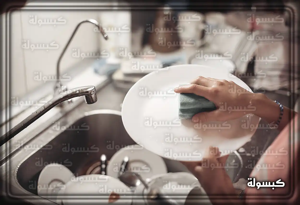 أواني نظيفة مصفوفة على رف خشبي