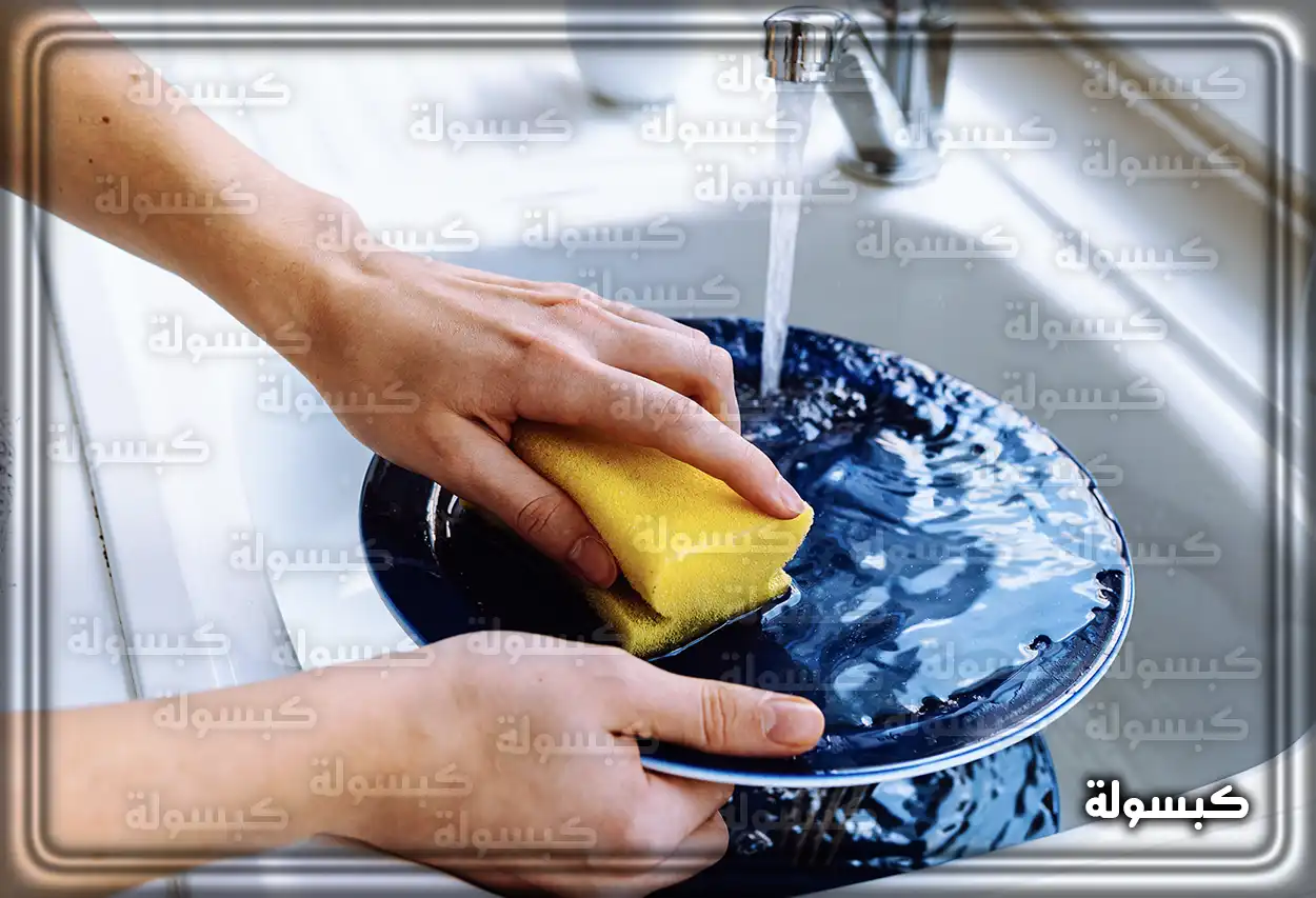 فتاة عزباء ترتب الأواني في المطبخ