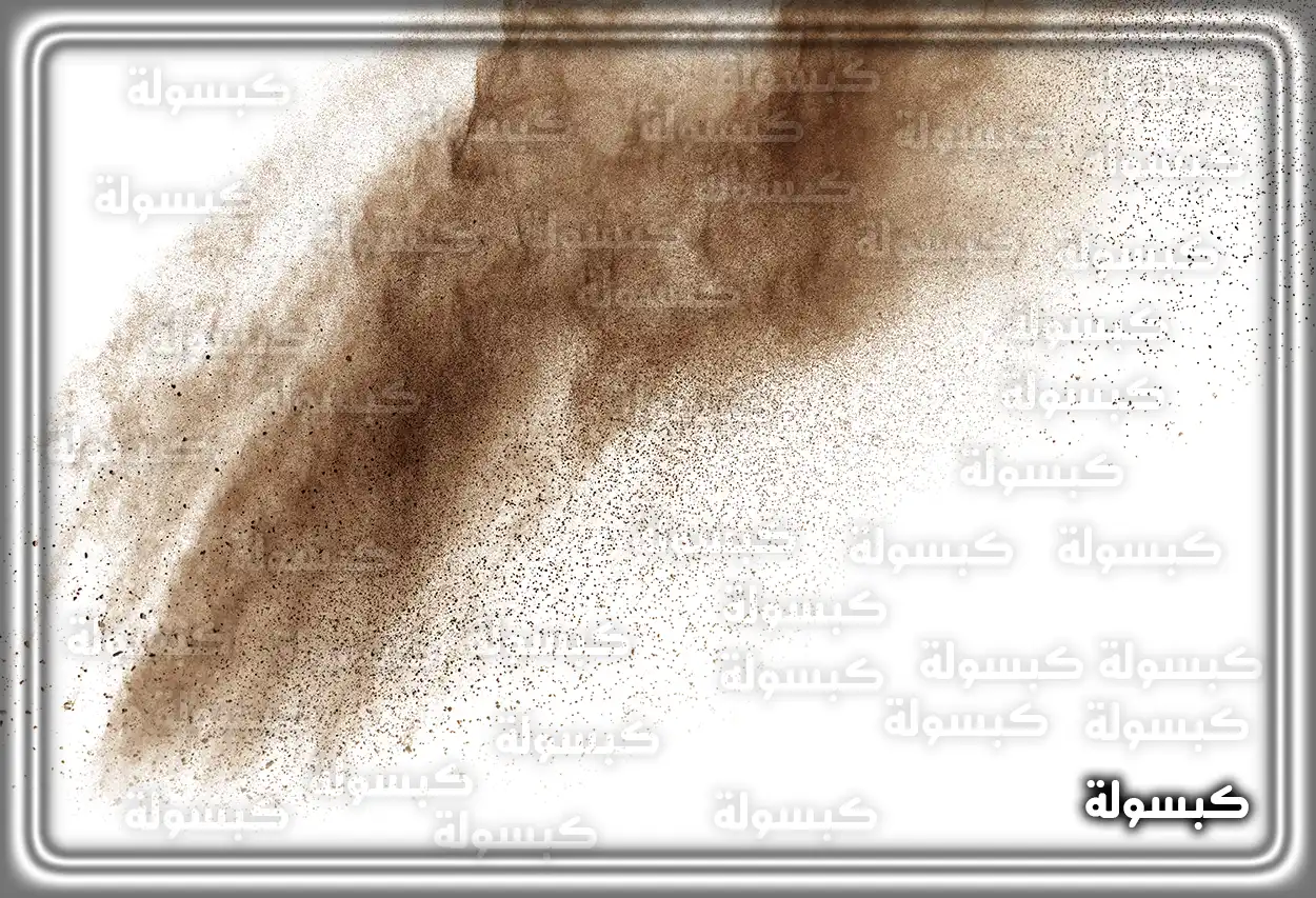 رجل ينظر إلى كومة من التراب في الصحراء