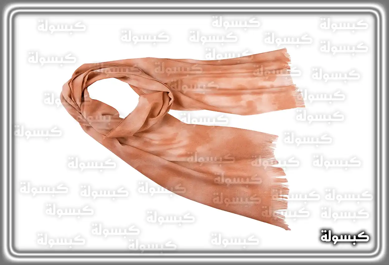 تفسير رؤية حلم الإيشارب في المنام شابة عزباء تنظر إلى حجاب كرمز للتفسيرات المتعلقة بالزواج