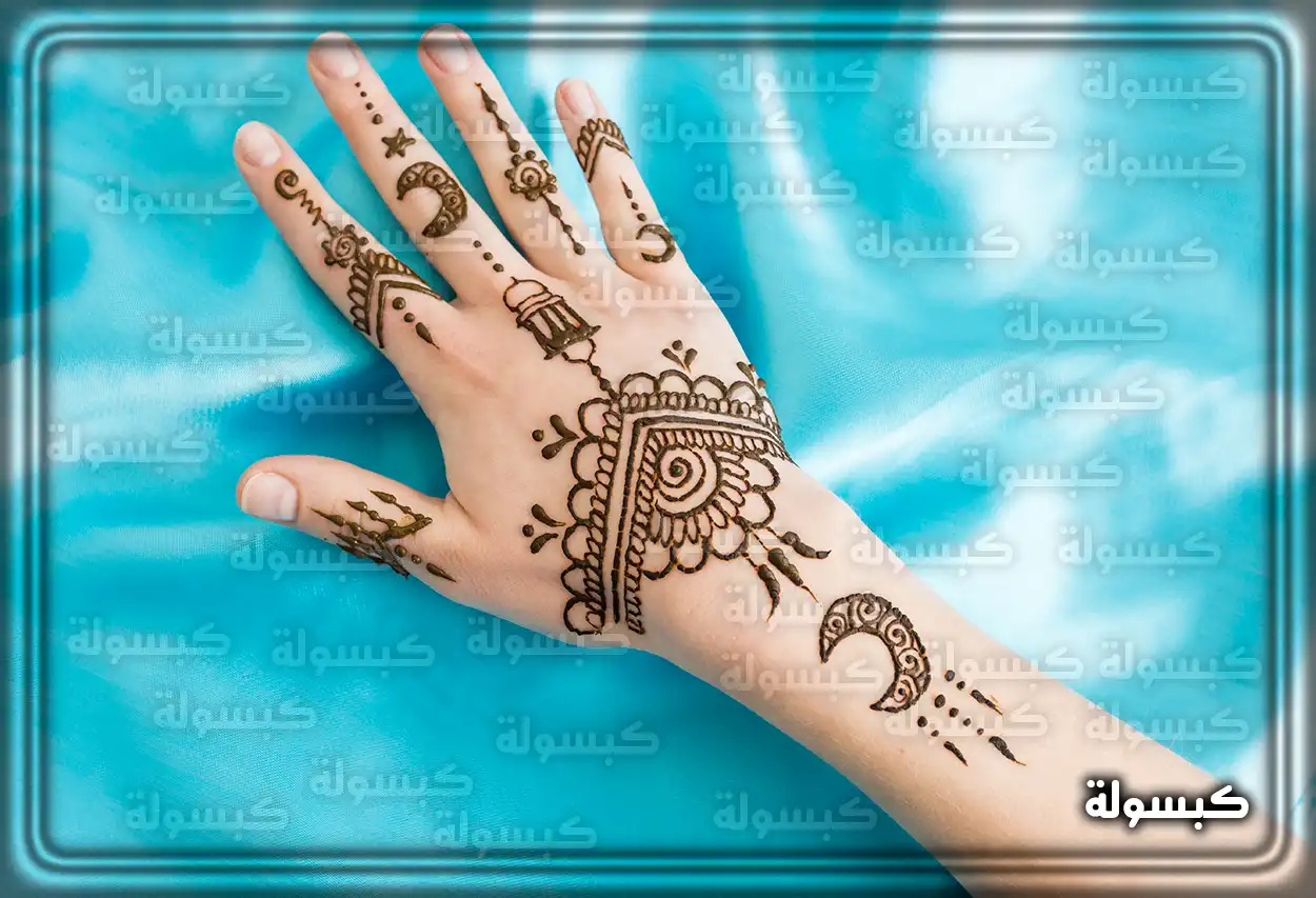 امرأة تضع الحناء على يدها في إطار حفل بهيج