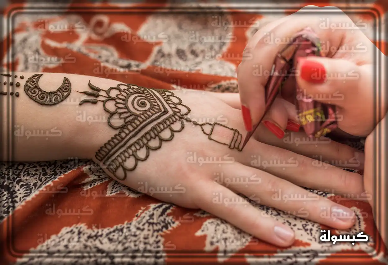 صورة مقربة لنقش حناء على أصابع امرأة