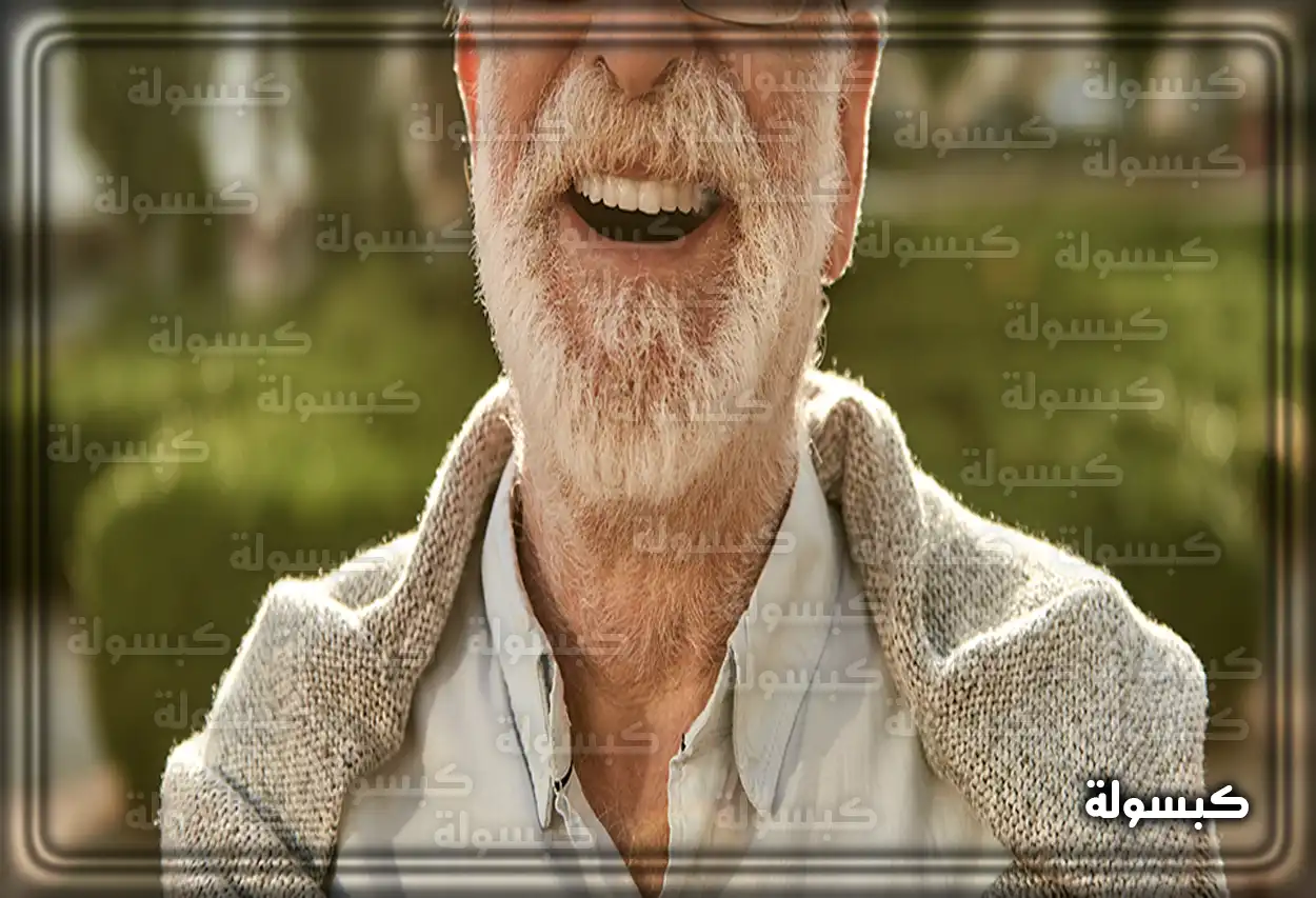 شخص يبتسم في الظلام كدلالة على رؤية الميت يضحك في الحلم